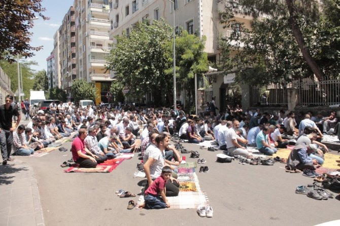 HDP'li Diyarbakır Büyükşehir Belediyesi'nin önünde eylem!