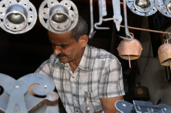 223 yıllık demirciler arastasında 41 yıldır tarihi evlerin kilitlerini yapıyor