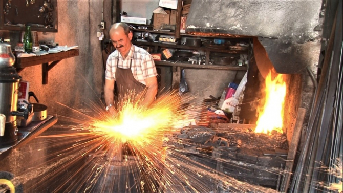 223 yıllık demirciler arastasında 41 yıldır tarihi evlerin kilitlerini yapıyor