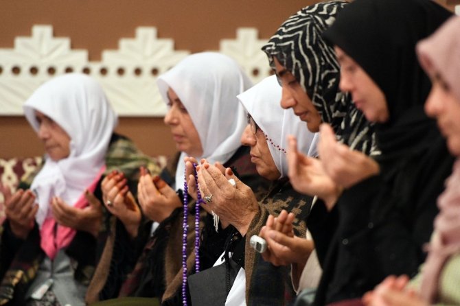 Diyanet İşleri Başkanı Erbaş Mekke'de şehit yakınlarıyla bir araya geldi