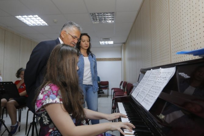 Başkan Büyükkılıç, Büyükşehir Belediyesi Konservatuvarı’nı ziyaret ederek öğrencilerle görüştü