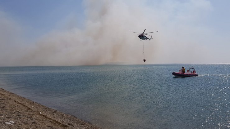 GÜNCELLEME 2 - Edremit Körfezi'nde sazlık alanda yangın