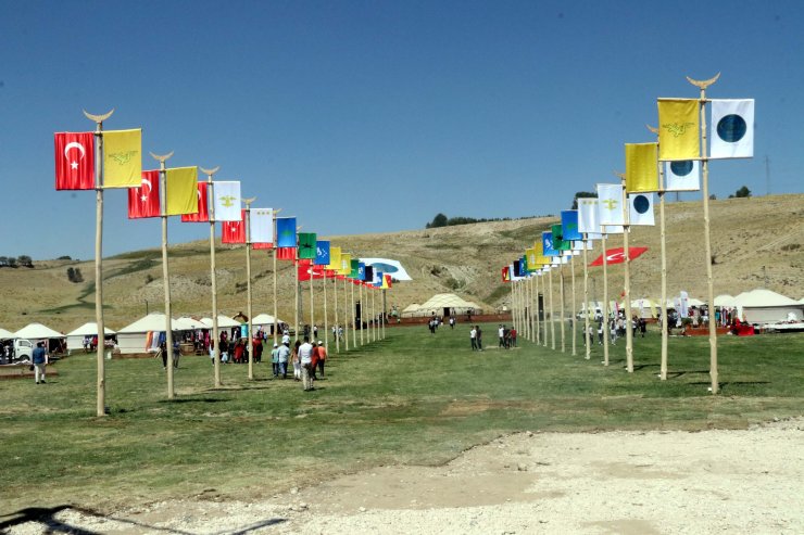 Malazgirt Zaferi'nin 948’inci yılı nedeniyle düzenlenen Ahlat-Avrasya Kültür şenlikleri başladı