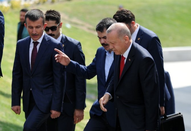 Cumhurbaşkanı Erdoğan’dan Ahmet Davutoğlu’na: “Bagajlarında ne varsa ortaya dökmelerinde fayda var”