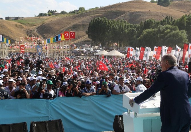 Cumhurbaşkanı Erdoğan: “Her karışında bir yiğidin yattığı bu mübarek topraklarda olmanın heyecanı yaşıyoruz”