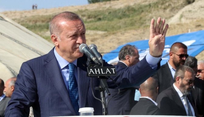 Cumhurbaşkanı Erdoğan: “Her karışında bir yiğidin yattığı bu mübarek topraklarda olmanın heyecanı yaşıyoruz”