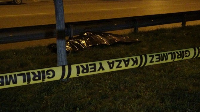 Üst geçidi kullanmayan yayaya otomobil çarptı... Çarpma sonucu 50 metre öteye fırlayan hayatını kaybetti