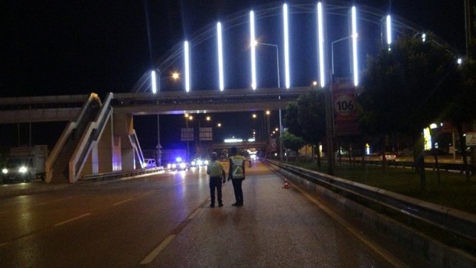 Üst geçidi kullanmayan yayaya otomobil çarptı... Çarpma sonucu 50 metre öteye fırlayan hayatını kaybetti