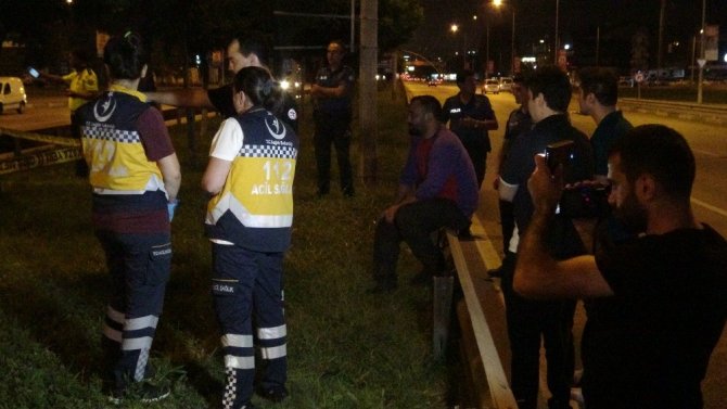 Üst geçidi kullanmayan yayaya otomobil çarptı... Çarpma sonucu 50 metre öteye fırlayan hayatını kaybetti