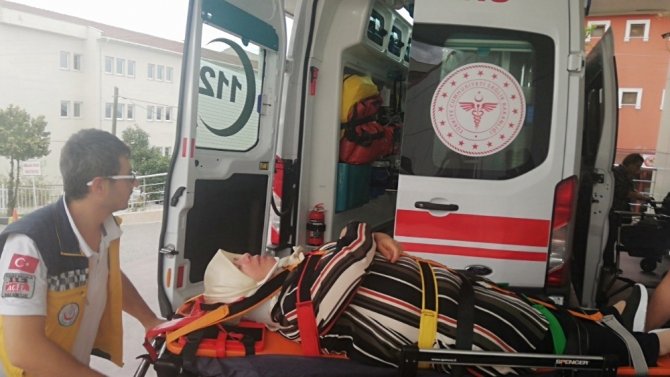 Kocaeli'nin Gölcük ilçesinde İki otomobil kavşakta çarpıştı: 3 yaralı