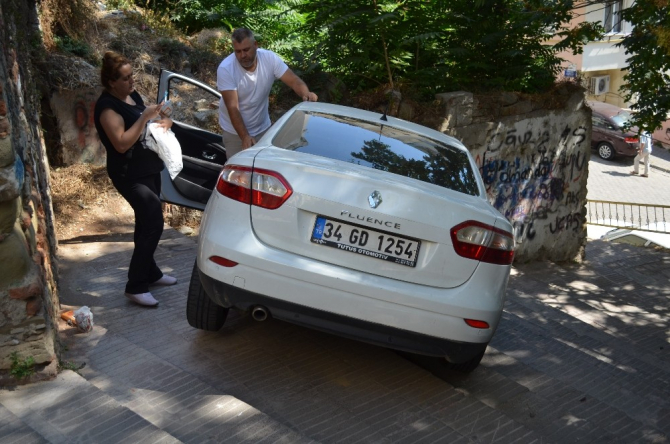 Yol sandığı merdivenlerden uçtu, saatlerce aracın üzerinde bekledi