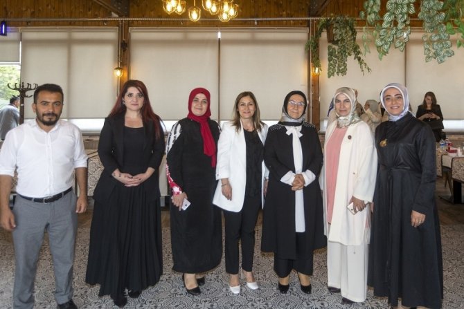 Başkan Büyükkılıç’ın eşi Dr. Necmiye Büyükkılıç, Şehir Protokolünün eşlerine KAYMEK’i anlattı