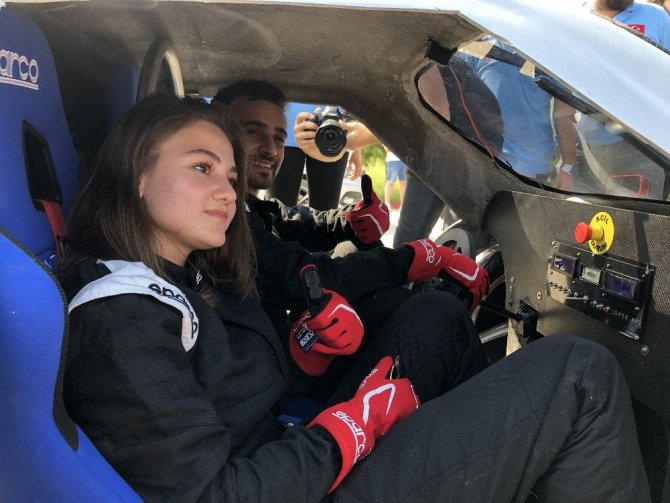 İskenderun’da üniversite öğrencileri insansız hava aracı ve hidrojenle çalışan otomobil yaptı