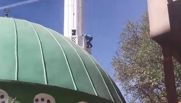 Minaredeki intihar girişimini polis önledi