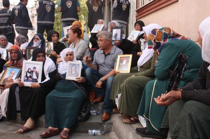 Bombalı saldırıda oğlunu kaybetmişti, HDP önünde eylem yapan ailelere destek ziyaretinde bulundu