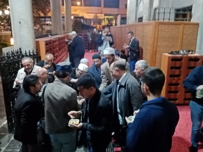 Erzurum Kent Konseyi Engelliler Meclisi Aşure dağıttı