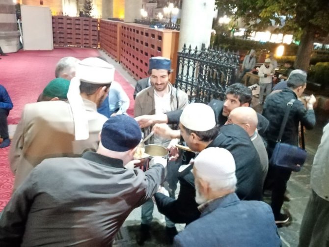 Erzurum Kent Konseyi Engelliler Meclisi Aşure dağıttı