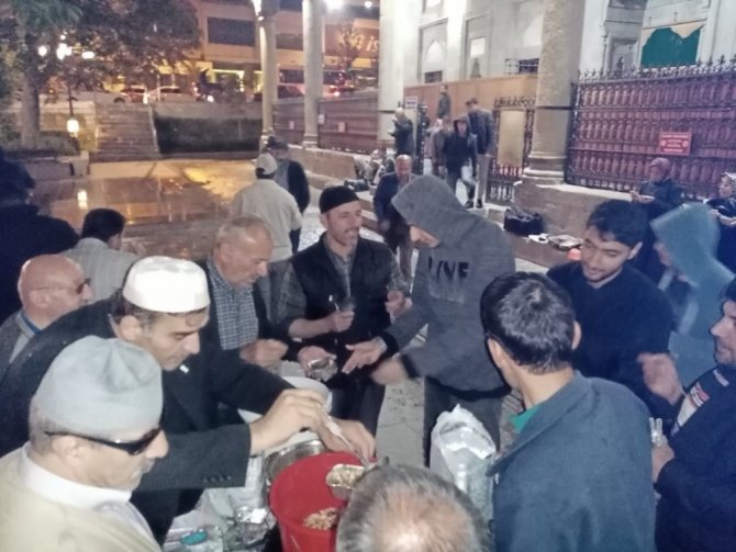 Erzurum Kent Konseyi Engelliler Meclisi Aşure dağıttı