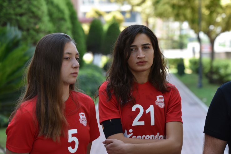 Hentbolcu kızlar: Yunanistan'daki her golden sonra formamızdaki ay yıldızı öptük