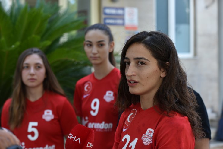 Hentbolcu kızlar: Yunanistan'daki her golden sonra formamızdaki ay yıldızı öptük