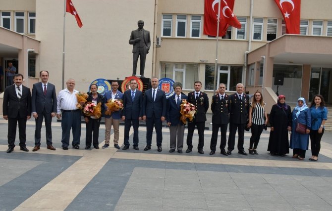 "Bu ülkede özgürce yaşayabiliyorsak bunu gazilere ve aziz şehitlere borçluyuz”