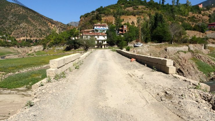 Gümüşhane'de Baraj suları çekilince tarihi köprü ortaya çıktı