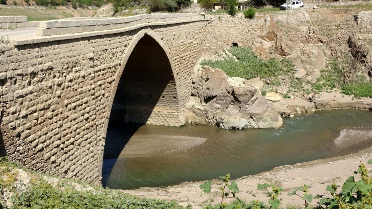 Gümüşhane'de Baraj suları çekilince tarihi köprü ortaya çıktı