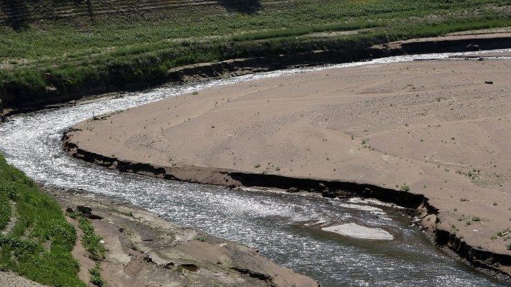 Gümüşhane'de Baraj suları çekilince tarihi köprü ortaya çıktı