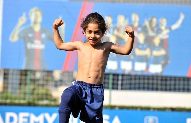 5 yaşındaki fenomen yetenek "Ronaldo kaslı" Arat, futboldaki hünerlerini Türkiye'de sergiledi