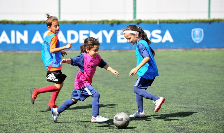 5 yaşındaki fenomen yetenek "Ronaldo kaslı" Arat, futboldaki hünerlerini Türkiye'de sergiledi