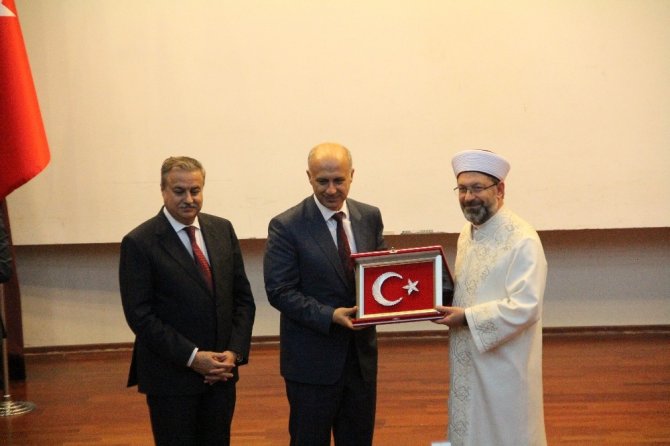 "Birileri nedense ’medrese’ denilince tüyleri diken diken oluyor, ders yapılan yerdir medrese"