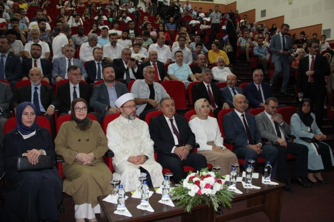 "Birileri nedense ’medrese’ denilince tüyleri diken diken oluyor, ders yapılan yerdir medrese"