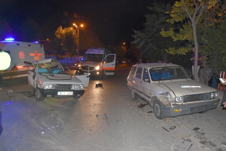 KÜTAHYA'da feci kaza! Otomobil elektrik direğine çarptı: 1 ölü, 3 yaralı