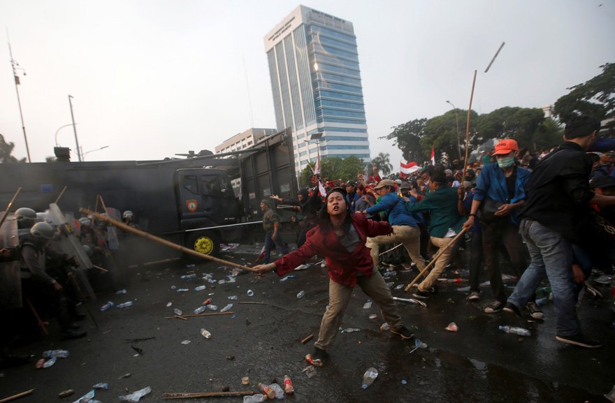 Endonezya’da öğrenciler evlilik öncesi cinsel ilişki yasası için polisle çatıştı