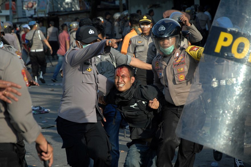 Endonezya’da öğrenciler evlilik öncesi cinsel ilişki yasası için polisle çatıştı