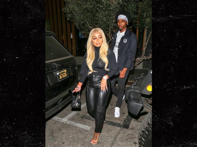 Eski Kardashian gelini Blac Chyna erkek arkadaşına ayağını öptürdü