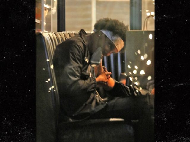 Eski Kardashian gelini Blac Chyna erkek arkadaşına ayağını öptürdü