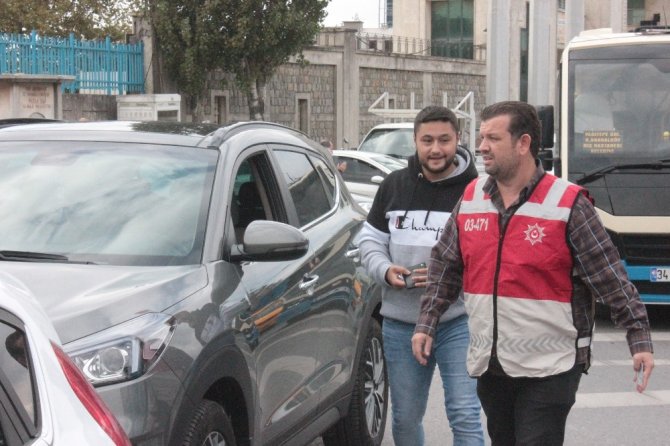 Trafikte araçta sigara içen sürücü polise yakalandı, "aklıma gelmişti" dedi