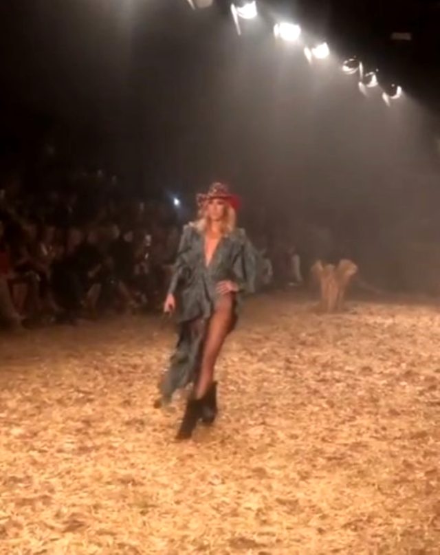 Çağla Şıkel defilede kıyafetinin azizliğine uğradı