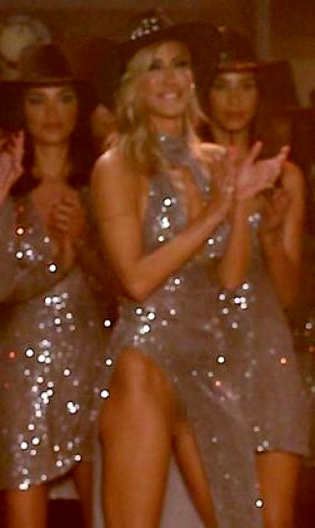 Çağla Şıkel defilede kıyafetinin azizliğine uğradı