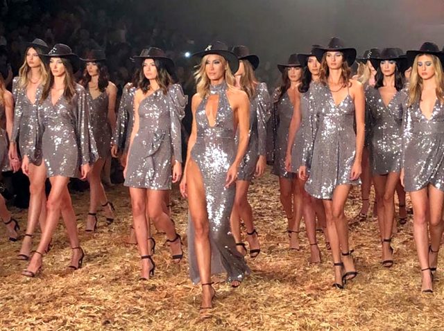 Çağla Şıkel defilede kıyafetinin azizliğine uğradı