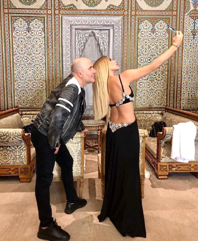 Gülşen'den derin sırt ve göğüs dekolteli dikkat çekti