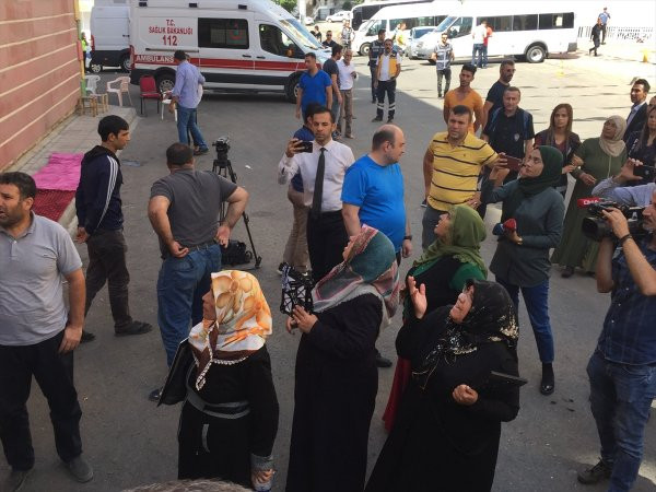 HDP'liler acılı aileleri ölümle tehdit etti!