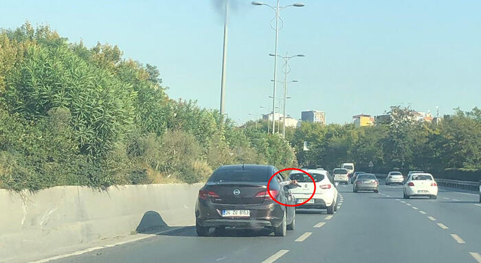 Otoyol magandasına tepki yağdı! Araba camından silah çıkardı