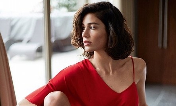 Berrak Tüzünataç kimdir? Nereli? Kaç yaşında? | Berrak Tüzünataç dövme | Berrak Tüzünataç instagram