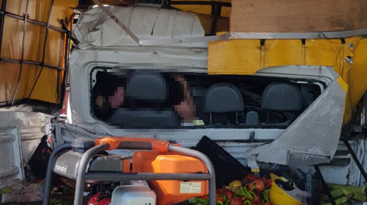 Feci kaza! Trın altna giren kamyonet sürücüsü feci şekilde hayatını kaybetti