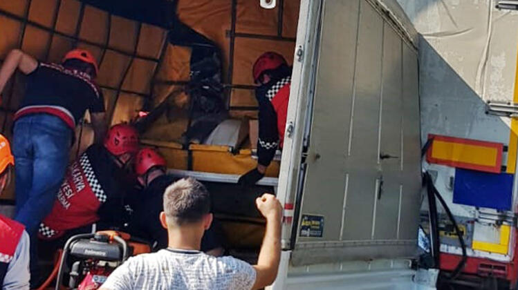 Feci kaza! Trın altna giren kamyonet sürücüsü feci şekilde hayatını kaybetti