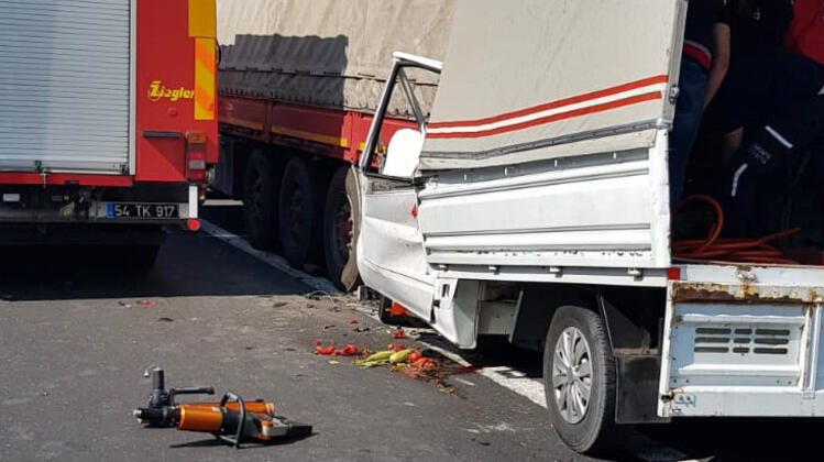 Feci kaza! Trın altna giren kamyonet sürücüsü feci şekilde hayatını kaybetti