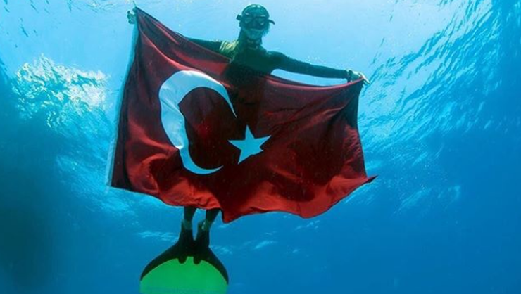 Şahika Ercümen 2 dakikada 66 metre dalarak yine şampiyon oldu