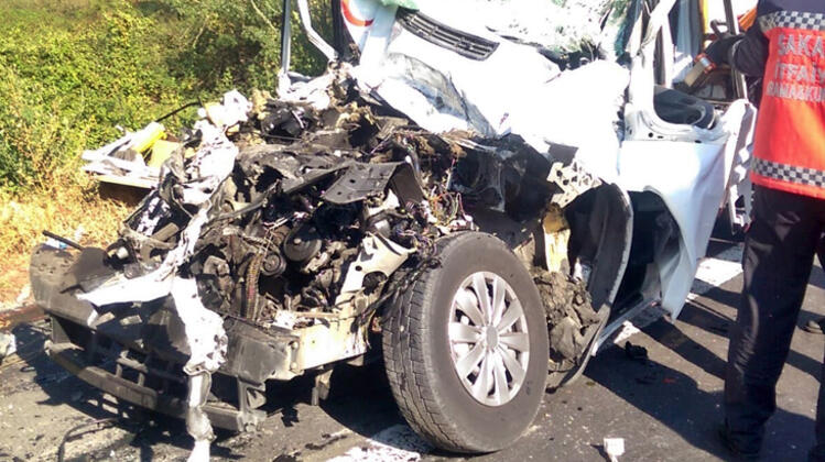 Feci kaza! Trın altna giren kamyonet sürücüsü feci şekilde hayatını kaybetti